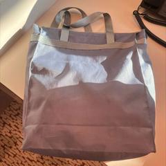 Borsa Grijze inclusief overhemd, come riportato da Van der Valk Hotel Woerden utilizzando iLost