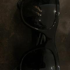 Gafas de sol, ha sido reportado por Van der Valk Hotel Heerlen con iLost