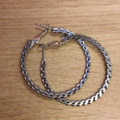 Oorbellen، كما تم الإبلاغ عنه بواسطة Canisius-Wilhelmina Ziekenhuis عبر iLost