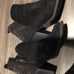 الحذاء Hak met glitters، كما تم الإبلاغ عنه بواسطة Van der Valk Hotel Zwolle عبر iLost
