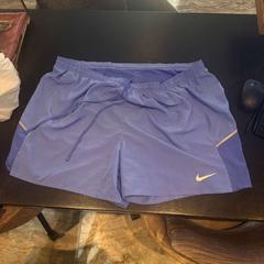 Pantalons curts, Pantalons esportius & Banyador paars, segons ha informat Van der Valk Hotel Amsterdam-Amstel mitjançant iLost