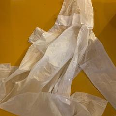 Doorzichtige regenjas، كما تم الإبلاغ عنه بواسطة Lente Kabinet Festival (OLD) عبر iLost