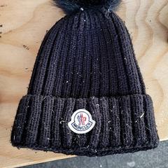 Bonnet Zwarte muts Moncler, a été signalé par Schaatsbaan Rotterdam utilisant iLost