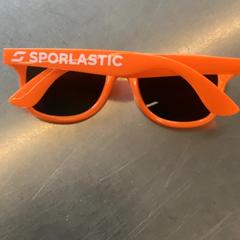 Verres de fête sunglasses orange, a été signalé par MEININGER Hotel Leipzig Hauptbahnhof utilisant iLost
