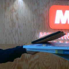 Livres bücher, a été signalé par MEININGER Hotel Innsbruck Zentrum utilisant iLost