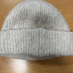 Gorro wit/beige, ha sido reportado por VITAZ campus Sint-Niklaas con iLost