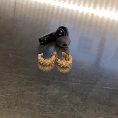 Oorbel & Earbuds, zoals gemeld door MEININGER Hotel Leipzig Hauptbahnhof met iLost