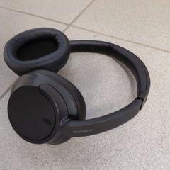 Sluchátka zwart Sony, jak nahlášeno Regio Oost-Vlaanderen pomocí iLost