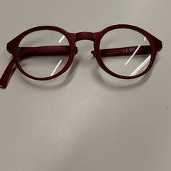 Lunettes rouge, a été signalé par IKEA Toulouse utilisant iLost