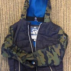 سترة أطفال Donkerblauw met camouflage، كما تم الإبلاغ عنه بواسطة Canisius-Wilhelmina Ziekenhuis عبر iLost