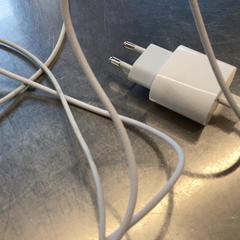 Stekker & Oplader White, zoals gemeld door MEININGER Hotel Leipzig Hauptbahnhof met iLost