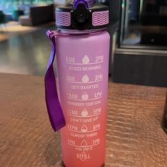 Edateko botila Paars / rood, gisa salatu by Van der Valk Hotel Houten iLost erabiliz