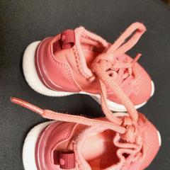 Scarpe per neonato rose, come riportato da TCL utilizzando iLost