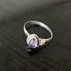 Silver ring with purple stone, como reportado ao iLost