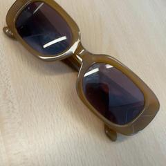 Des lunettes de soleil, a été signalé par Down The Rabbit Hole utilisant iLost