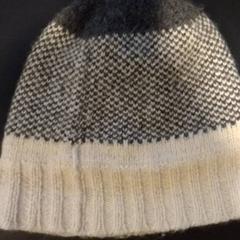 Beanie Grijs wit, gemeldet von TivoliVredenburg über iLost