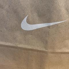 Puchase nike, como reportado por Designer Outlet Roermond utilizando o iLost