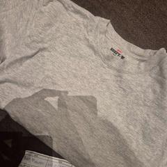 Kamiseta grey, gisa salatu by The Dominican iLost erabiliz