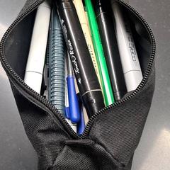 حافظة أقلام رصاص Black with contents، كما تم الإبلاغ عنه بواسطة TU/e - Receptie Vertigo عبر iLost