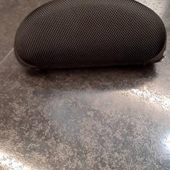 Zonnebril in etui, gisa salatu by Rotterdam The Hague Airport iLost erabiliz