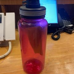 Botella de auga pink, segundo informou Amsterdam ID Aparthotel usando iLost