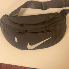 Rumpe bag Nike, som rapportert av Pathé Schiedam ved bruk av iLost