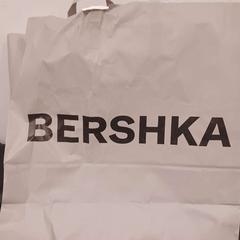 Poltsa BERSHKA, gisa salatu by RÍO Shopping - Valladolid iLost erabiliz
