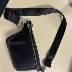 Black purse and airpods, ako bolo nahlásené iLost