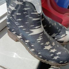 Regenstiefel Zwart met sterren, gemeldet von Oostenrijk Group über iLost