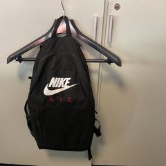 Motxilla Zwart Nike, segons ha informat Breng Arnhem mitjançant iLost