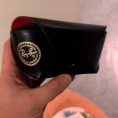 안경 케이스 Black Ray-Ban, iLost를 사용하여 KABUL à GoGo / Teatro에 보고됨