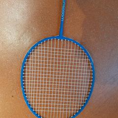 Badminton racket bleue, som rapportert av TCL ved bruk av iLost