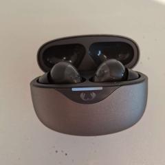 Pouzdro na sluchátka grijs, jak nahlášeno Regio West-Vlaanderen pomocí iLost