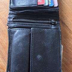 Portemonnee zwart, amint azt az iLostnak jelentették.