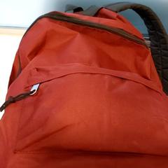 Sac à dos bordeau, a été signalé par Centraal magazijn utilisant iLost