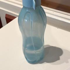 Edateko botila Lichtblauw, gisa salatu by IKEA Wilrijk iLost erabiliz