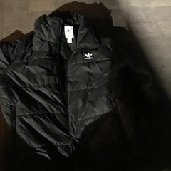 Zwarte Adidas jas, zoals gemeld door De Heeren van Aemstel met iLost