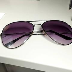 Occhiali da sole, come riportato da Pathé Scheveningen utilizzando iLost