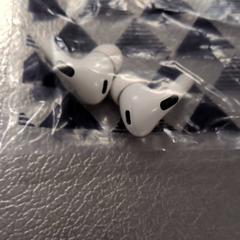 سماعات أذن لاسلكية، كما تم الإبلاغ عنه بواسطة IKEA Amsterdam عبر iLost