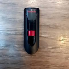 Pamięć usb, zgłoszono przez Leonardo Royal Hotel Amsterdam przy użyciu iLost