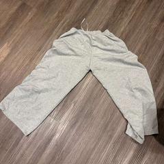 Sweatpants, segons ha informat Amsterdam ID Aparthotel mitjançant iLost