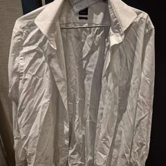 Blusa & Camisa shirt white, como reportado por The Dominican utilizando o iLost