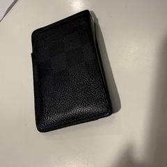 Pasjeshouder plus div pasjes zwart grijs geblokt, a été signalé par GelreDome utilisant iLost