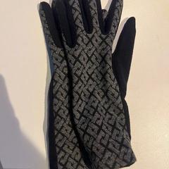 Kesztyű, amint azt Room Mate Bruno az iLost segítségével jelentette.