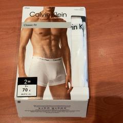 Fehérnemű Calvin Klein ondergoed met verpakking, amint azt Hotel Theater FIGI az iLost segítségével jelentette.