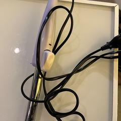 Ferro arricciacapelli, come riportato da Room Mate Bruno utilizzando iLost