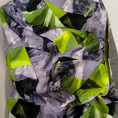 Kleding - Jas zwart groen geel, como reportado por Centraal magazijn utilizando o iLost
