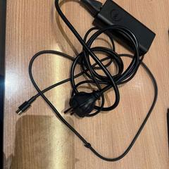 Nabíjačka prenosného počítača DELL, ako bolo nahlásené Van der Valk Hotel Deventer pomocou iLost