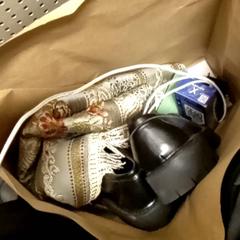 Zapatos, Cargador, Perfume & Anillos, ha sido reportado por Mövenpick Hotel Amsterdam City Centre con iLost