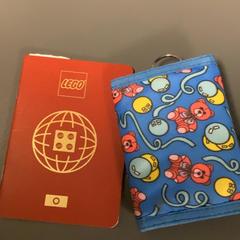 Lego pasport and walet, amint azt MEININGER Hotel Copenhagen az iLost segítségével jelentette.